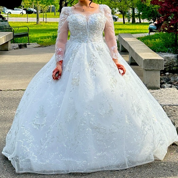 White colour Wedding Dress size medium - Picture 1 of 6